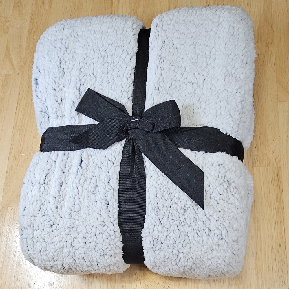 Sherpa Throw Blanket - Picture 4 of 7